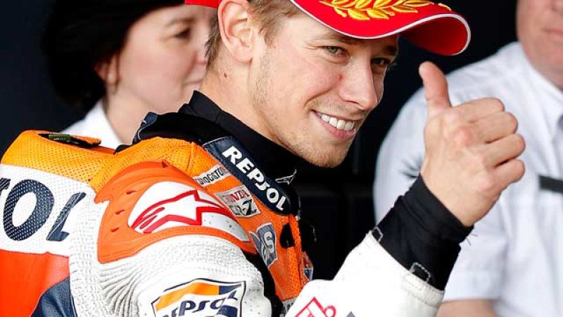 Casey Stoner ha confirmado su superioridad de todo el fin de semana y se ha llevado la 'pole' del GP de Gran Bretaña, rebajándola en más de un segundo respecto al año pasado. Simoncelli segundo y Lorenzo tercero. 
