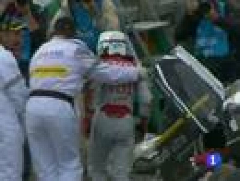 El piloto británico Allan McNish se ha estrellado  contra las vallas de seguridad después de un adelantamiento en Le Mans. Las piezas de su Audi salieron despedidas hacia la gente que se encontraba en la zona de seguridad.