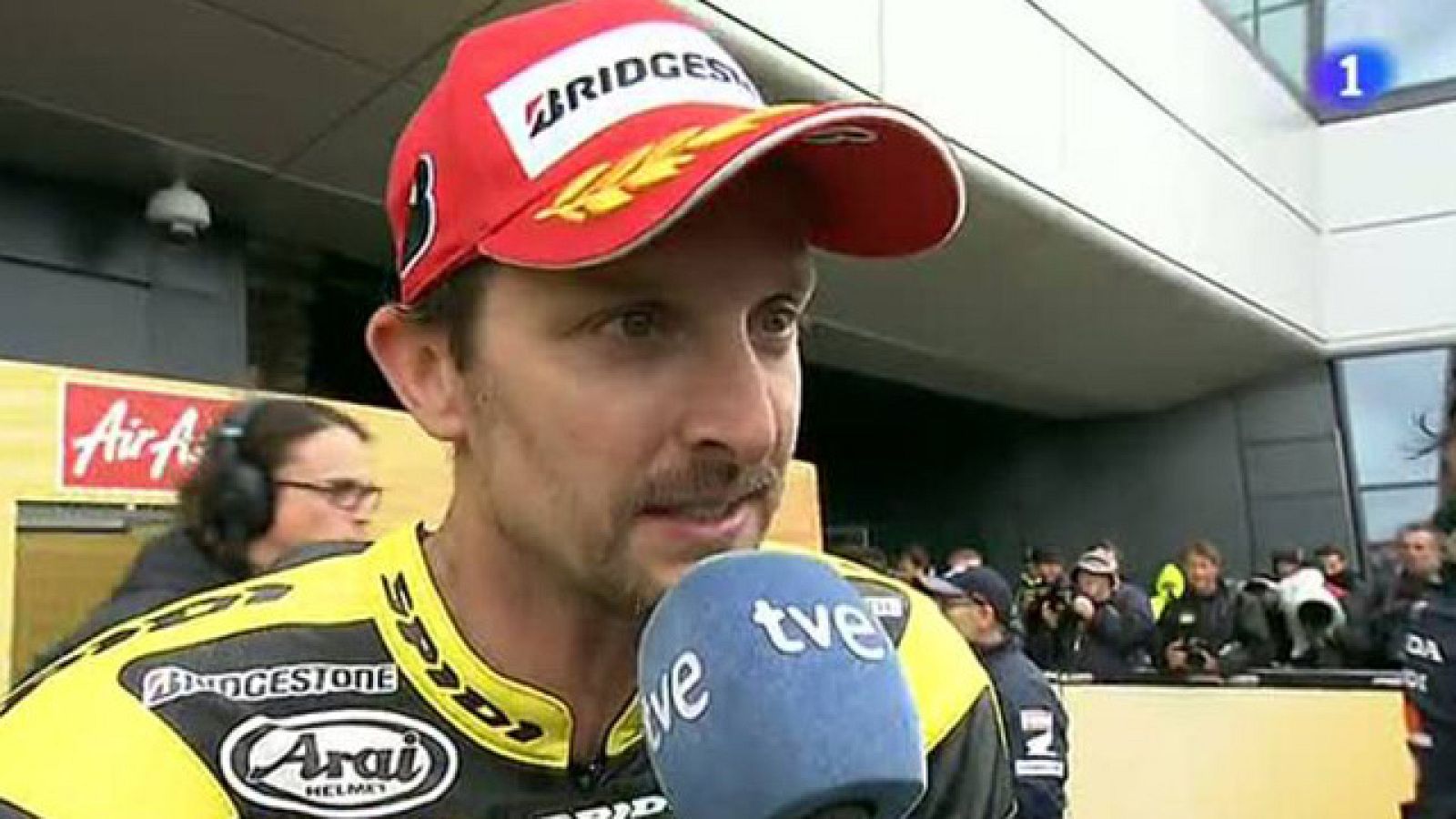 El norteamericano Colin Edwards ha sido tercero en el GP de Gran Bretaña y hace solo una semana fue operado de la clavícula izquierda.