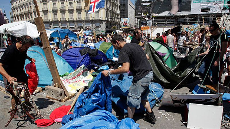  El movimiento 15M comienza a desmontar las tiendas de Sol