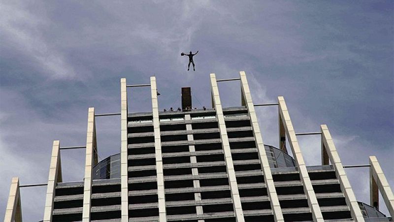 Salto al vacío de Giancarlo Di Vito uno de los mejores y más veteranos expertos en lo que se conoce como saltos BASE. El Mundial se está disputando aquí en España concretamente en el Hotel Bali de Benidorm, el edificio más alto de España y el Hotel m