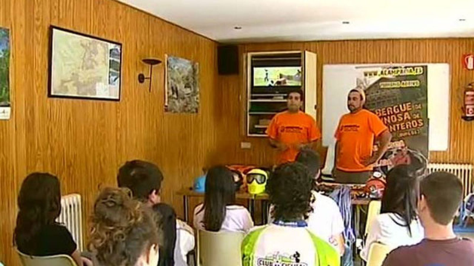 El campamento de Espinosa de los Monteros, en Burgos, recibe este verano a unos 500 niños de 10 a 17 años. El objetivo es ofrecer actividades como teatro y la aventura. La comida esta organiada en función de las necesidades de cada niño.