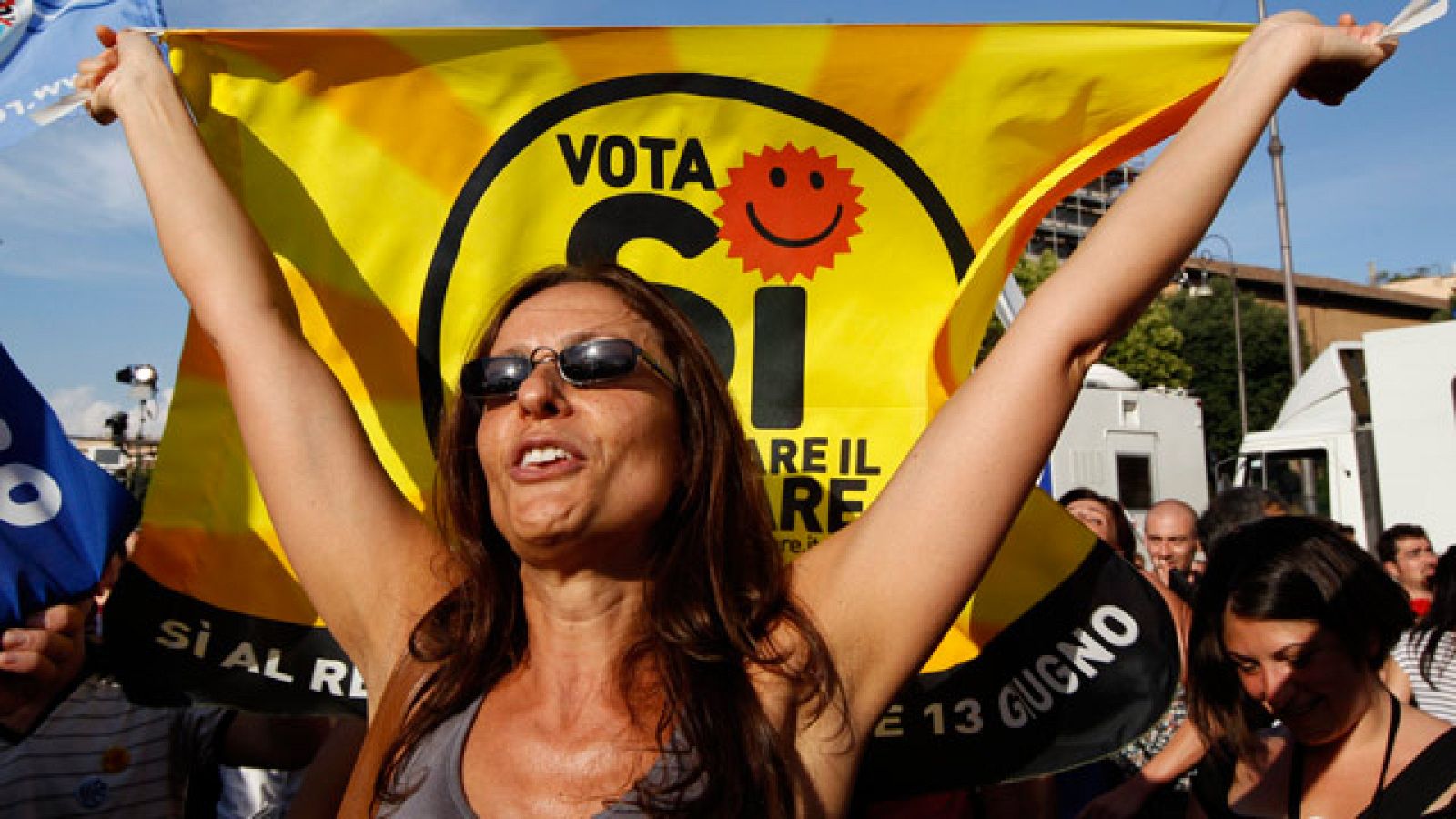 Berlusconi asegura que acabará la legislatura a pesar del revés en el referéndum nuclear