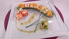 Saber cocinar - Calabacines rellenos de langostinos con rollos de aguacate