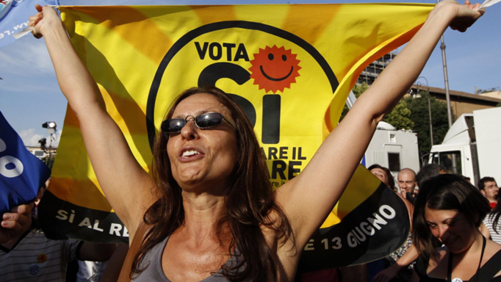 En Italia, el día después del referendum que ha invalidado uno de los escudos judiciales de Silvio Berlusconi, la oposición pide la dimisión del primer ministro y un adelanto electoral. Pero Berlusconi pretende agotar la legislatura. La clave la tiene su socio, la Liga Norte.  