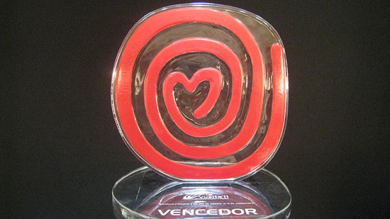 Una espiral de cristal de rojo pasión, diseñado por Agatha Ruiz de  la Prada, es el Trofeo que el vencedor de la clasificación general de  la Vuelta ciclista a España de 2011 se llevará el próximo 11 de  septiembre, según desveló este martes Unipubli