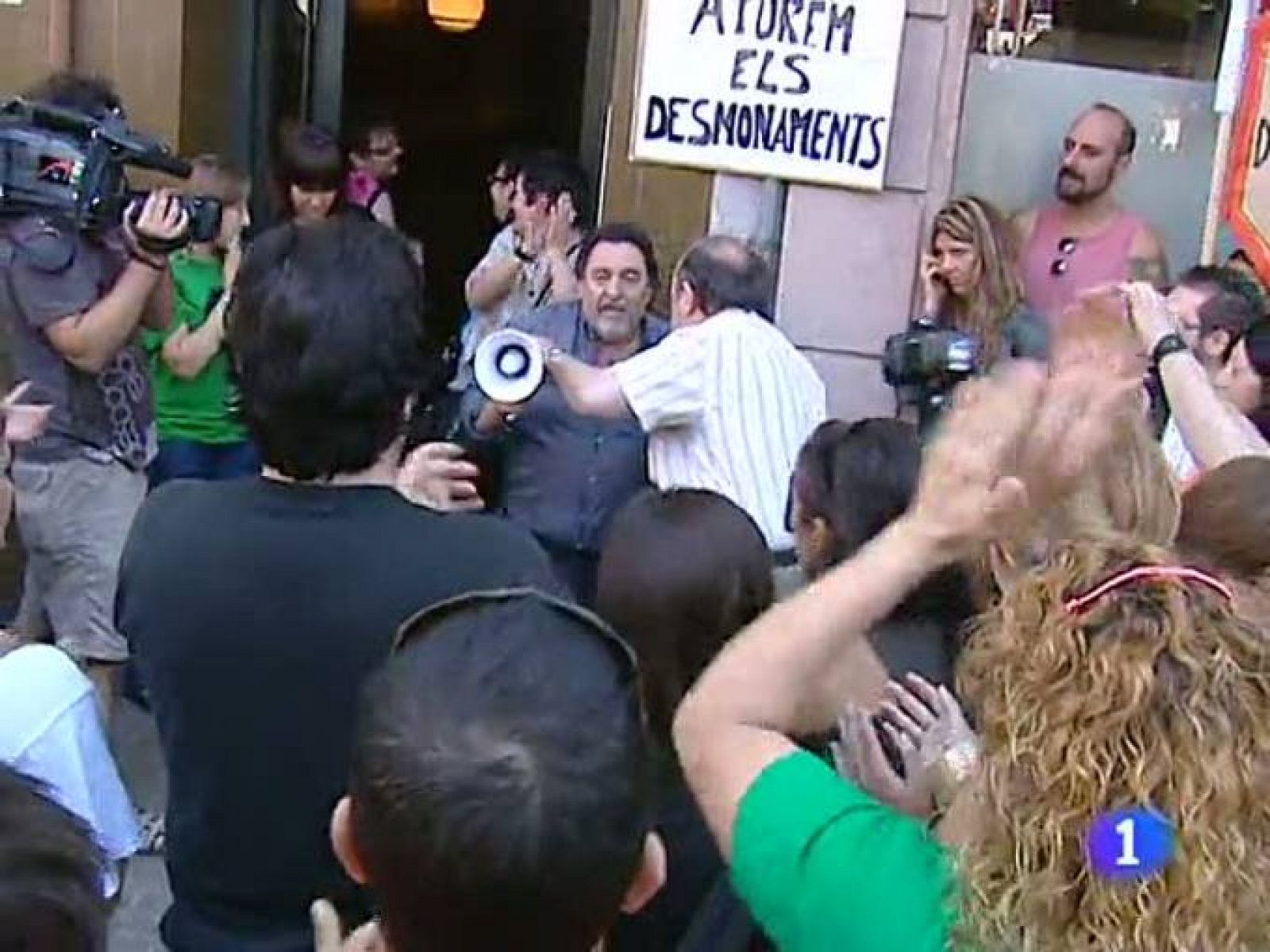 La Plataforma de Afectados por la Hipoteca han logrado paralizar el desahucio de un hombre de 52 años y su hijo de 16 cuando iban a ser desalojados de su vivienda, al no poder hacer frente a los pagos de su hipoteca.