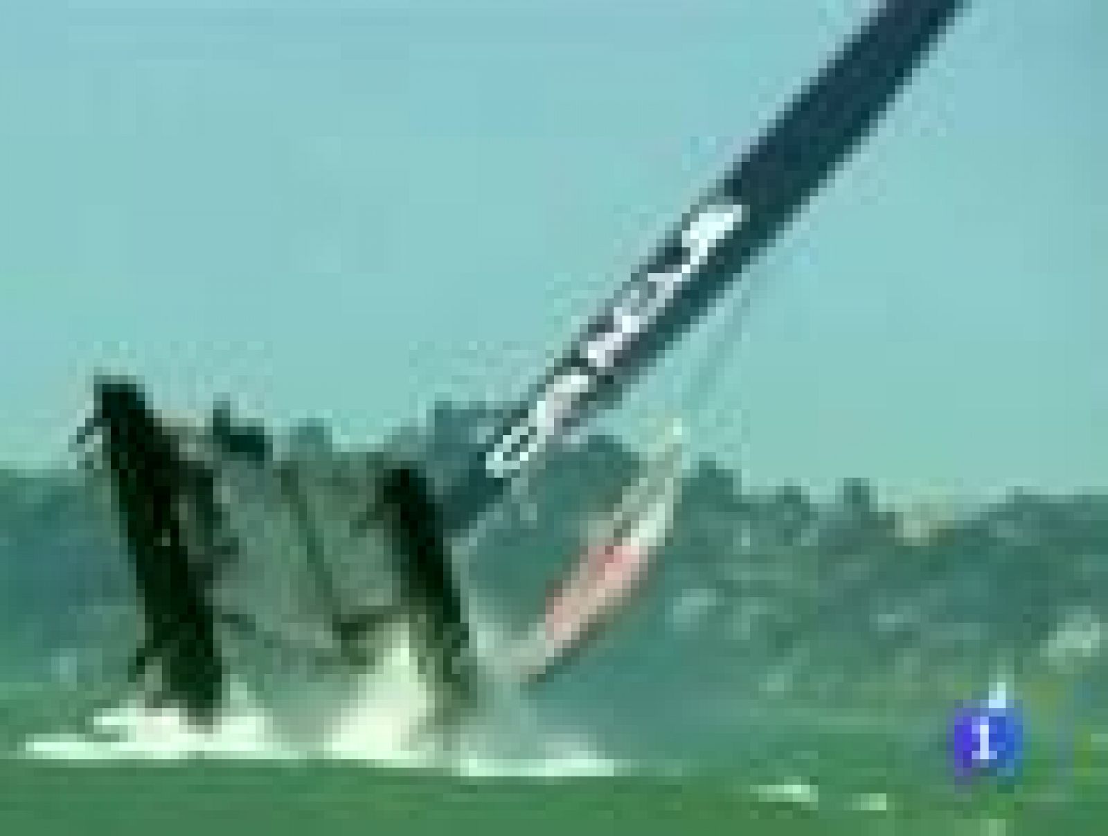 Un catamarán vuelca en plena exhibición | Ver