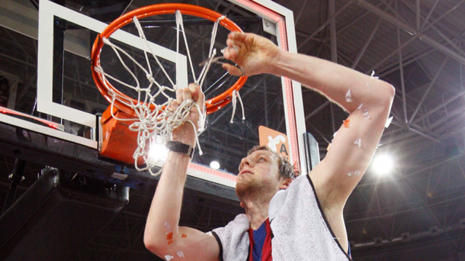 El Regal Barcelona se ha sobrepuesto al asfixiante ambiente de Miribilla y ha logrado su decimosexto título de Liga al conseguir la tercera victoria sobre el Bizkaia Bilbao Basket, que ha caído con honores 55-64.