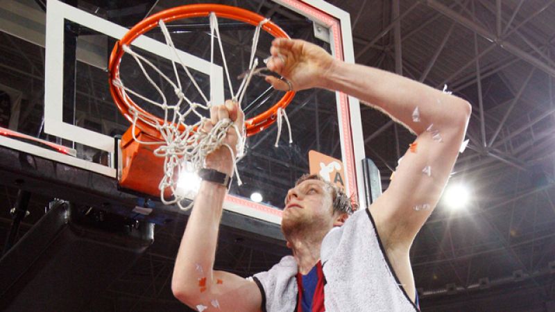 El Regal Barcelona se ha sobrepuesto al asfixiante ambiente de Miribilla y ha logrado su decimosexto título de Liga al conseguir la tercera victoria sobre el Bizkaia Bilbao Basket, que ha caído con honores 55-64.