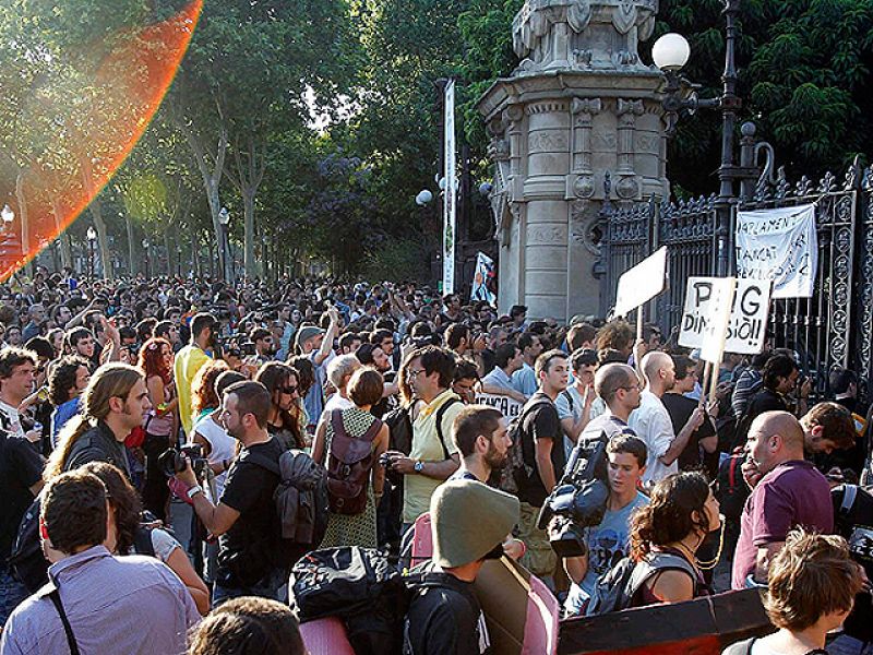 Tensión entre los "indignados" y los Mossos en los accesos al Parlament.