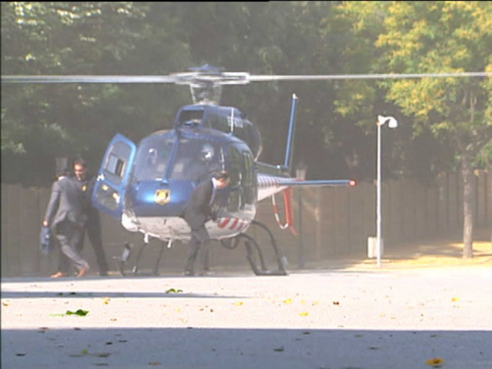 Artur Mas y varios diputados llegan al Parlament en tres helicópteros