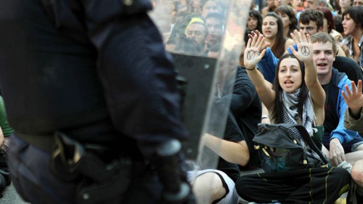 El 15M protesta ante el Parlament