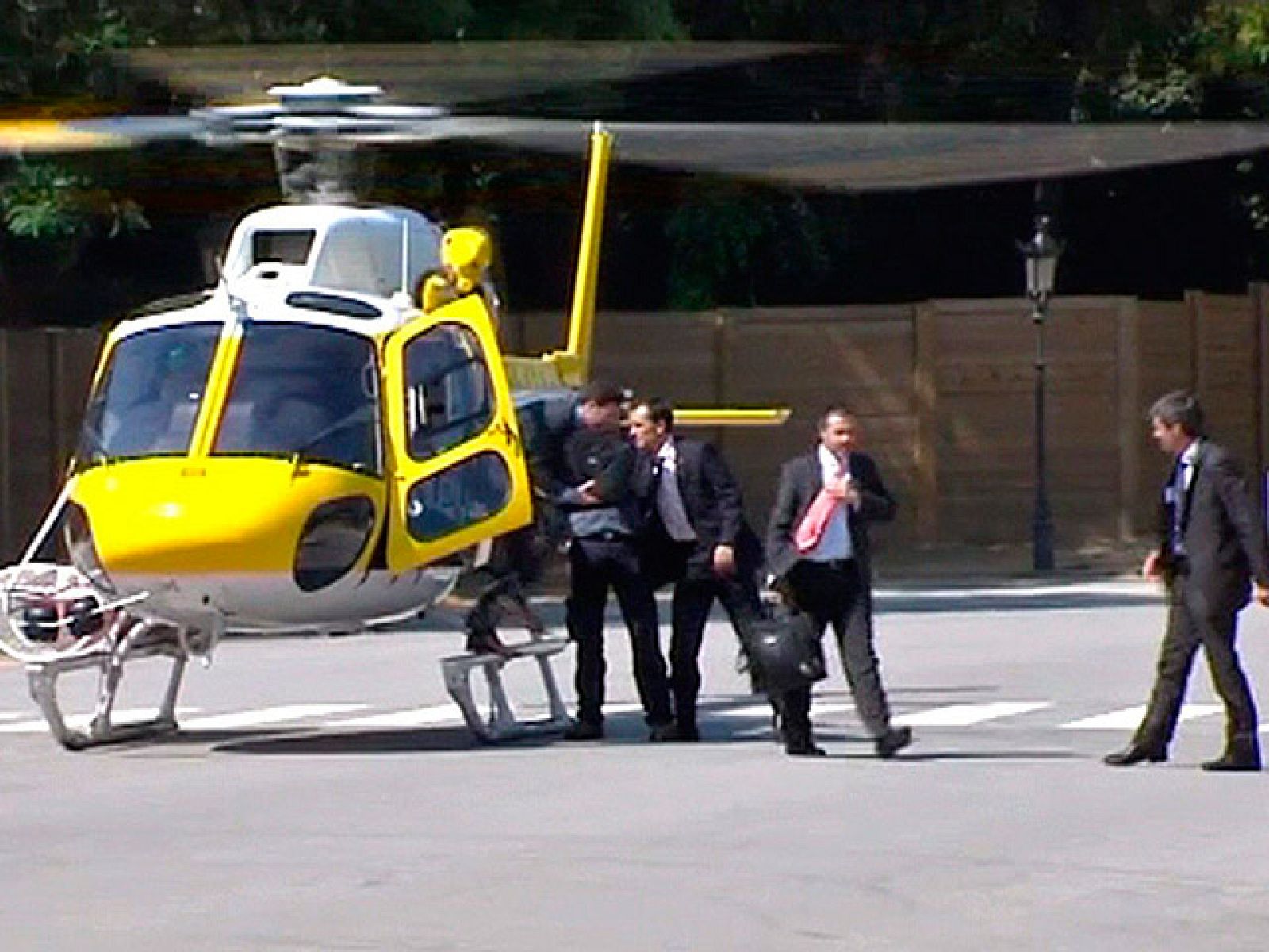 Unos en helicóptero, otros a pie entre abucheos y empujones, y otros en vehículos. Así de accidentada ha sido la entrada esta mañana en el recinto del parque de la Ciutadalla, en cuyo interior se encuentra el edificio del Parlament de Cataluña. Gemma Esteba, pese al amplio cordón policial,  la actuación de los concentrados ha provocado momentos de mucha tensión. La resistencia de algunos de los indignados ha acabado con pequeñas cargas policiales...según el servicio de emergencias médicas los disturbios se han saldado con  36 heridos leves, 12 de ellos mossos