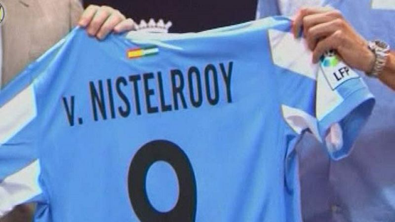 El Málaga es el equipo que más está moviendo el mercado de fichajes. A Van Nistelrooy se suma ahora Monreal, que llega procedente de Osasuna.