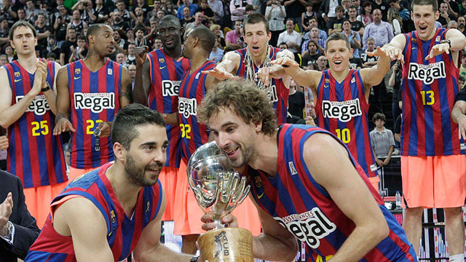 El Regal Barcelona ha coronado el triplete de Supercopa, Copa y Liga al imponerse 3-0 al Bilbao Basket en la serie final por el título de la ACB. Navarro ha sido elegido MVP de la final y Ricky Rubio no ha desvelado su futuro.