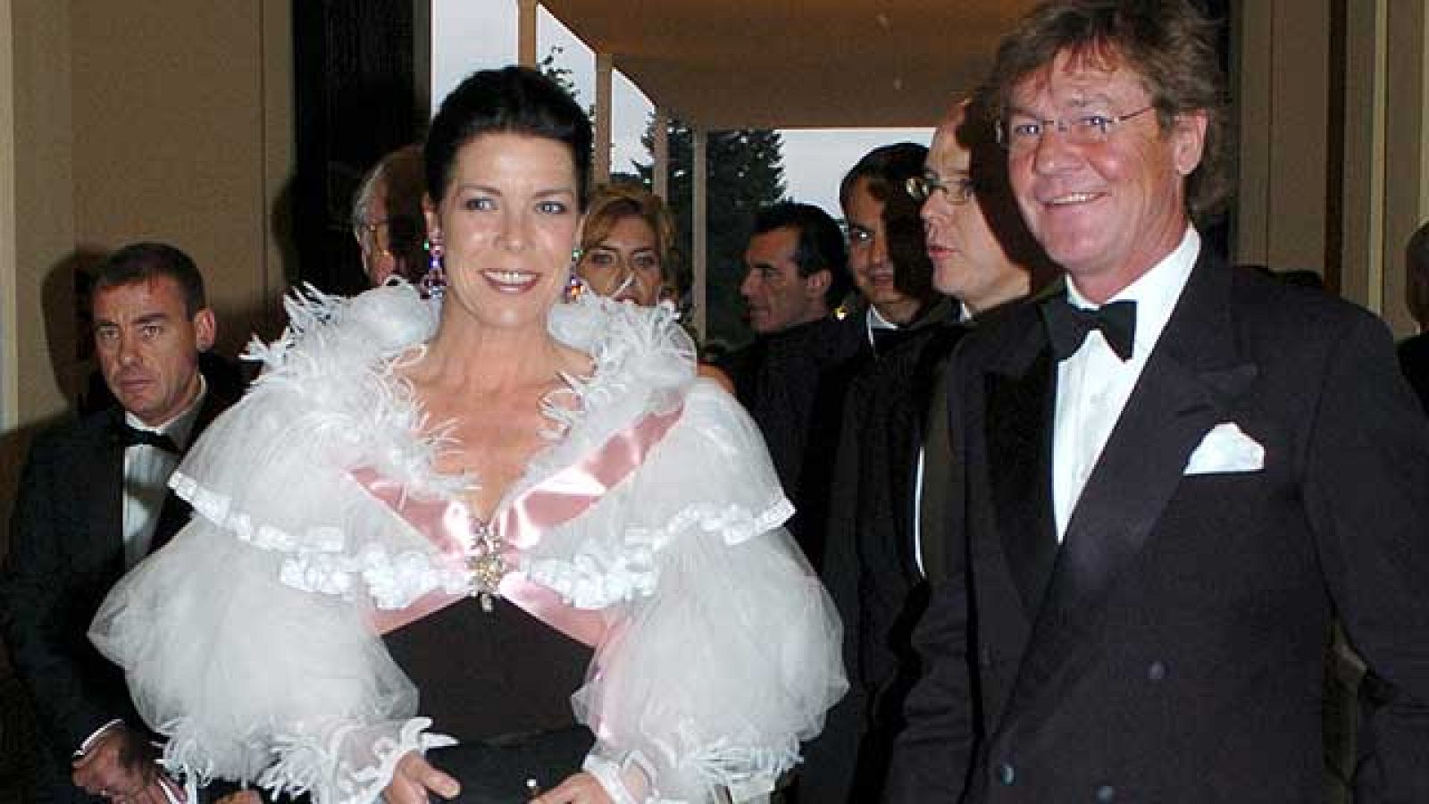 Tras la muerte de su segundo marido, Stefano Casiraghi, Carolina de Mónaco recupera la sonrisa el 23 de enero de 1999, el día de su 42 cumpleaños, y el de su boda junto a un amigo de toda la vida, el príncipe Ernesto Augusto de Hannover,