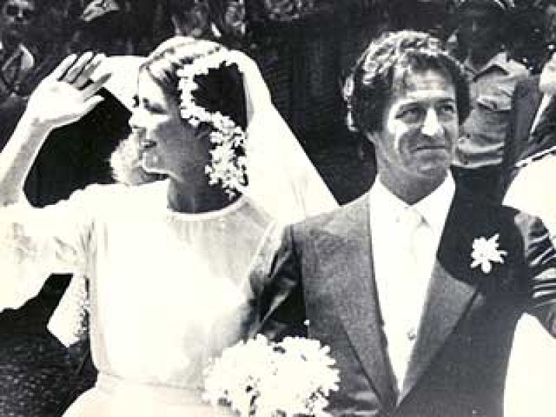  Carolina de Mónaco se casó por primera vez con tan solo 21 años con Philippe Junot, a quien había conocido durante su etapa universitaria en París, el 28 de junio de 1978.  La ceremonia religiosa se celebró en el Palacio de Mónaco y asistieron alred