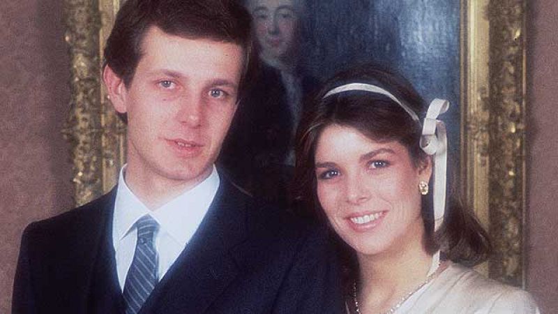  Tras divorciarse de Philippe Junot, su primer marido, Carolina de Mónaco vuelve a encontrar el amor de la mano del multimillonario italiano Stefano Casiraghi. La princesa se casó por lo civil el 29 de diciembre de 1983 en el Palacio Grimaldi ya emba