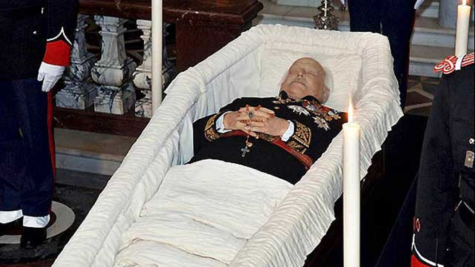 El príncipe Rainiero III de Mónaco falleció a los 81 años el 6 de abril de 2005. Acompañado por su hijo y regente, el príncipe Alberto, murió víctima de los problemas broncopulmonar, cardíaco y renal que sufría desde hacia años.