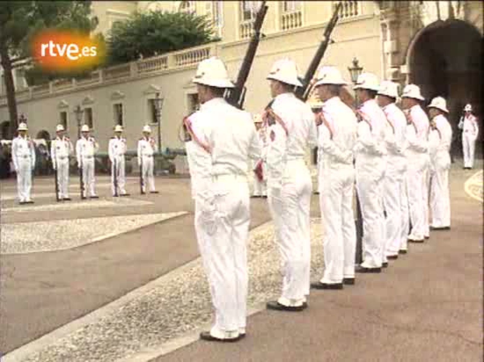 Los tiempos felices para la familia Grimaldi permanecen casi en el olvido. Los ciudadanos de lo que en el pasado fue un lugar de ensueño viven preocupados por los escándalos de sus príncipes. El próximo divorcio de Estefanía tras la publicación de u