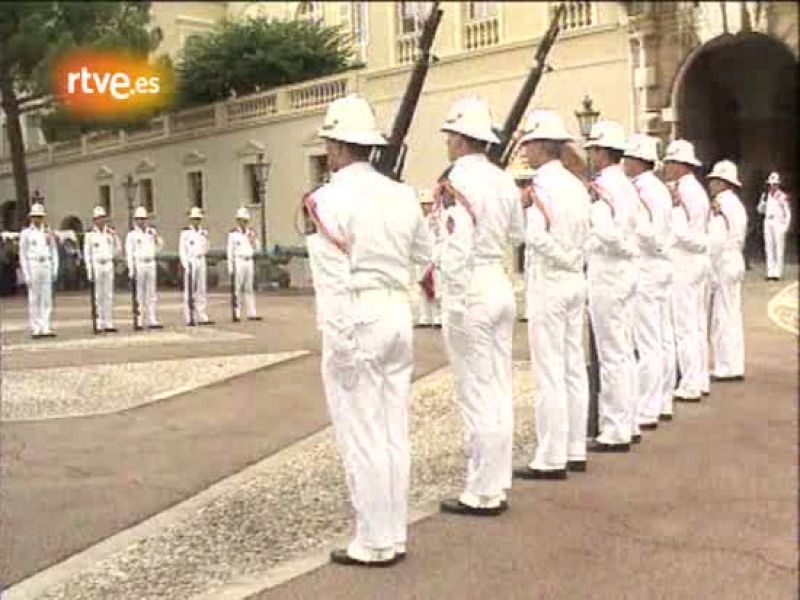 Los tiempos felices para la familia Grimaldi permanecen casi en el olvido. Los ciudadanos de lo que en el pasado fue un lugar de ensueño viven preocupados por los escándalos de sus príncipes. El próximo divorcio de Estefanía tras la publicación de u