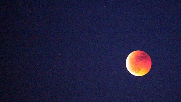 Informativo 24h - Un eclipse tiñe la luna de rojo