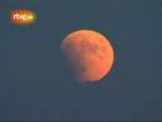 Un eclipse tiñe la luna de rojo
