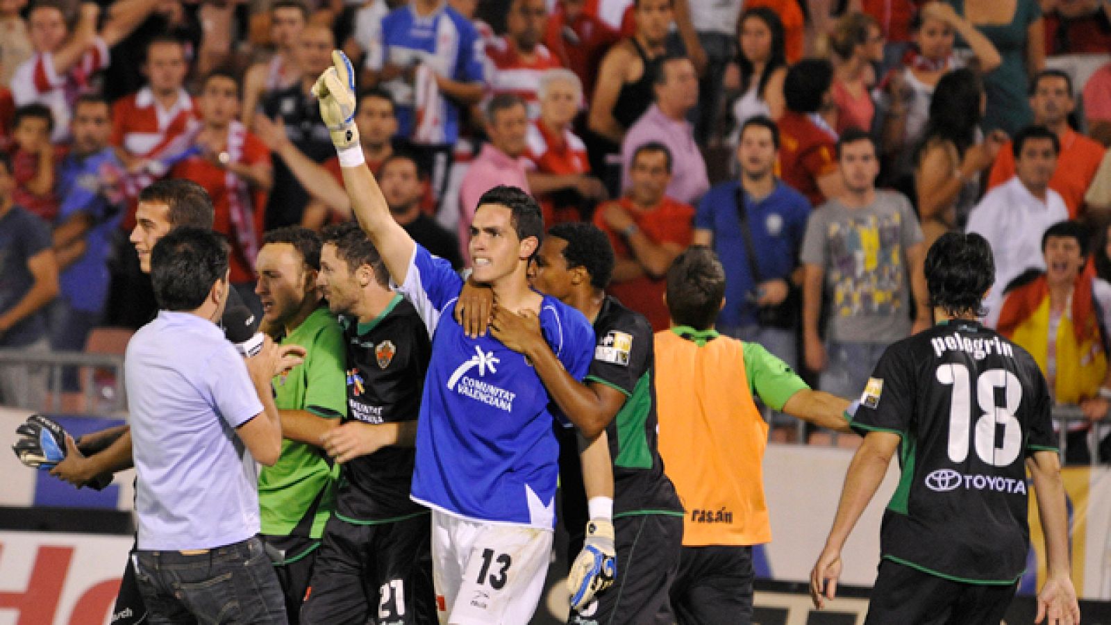 El Granada no ha podido pasar del empate (0-0) en Los Cármenes  ante el Elche, en el partido correspondiente a la eliminatoria final  de los 'play-off' de ascenso a la Liga BBVA, que el conjunto andaluz  tuvo en su mano por medio de Abel, que en el tiempo de descuento  desperdició en dos oportunidades un penalti, el cual detuvo el meta  Jaime, que se erigió como héroe ilicitano a última hora. 