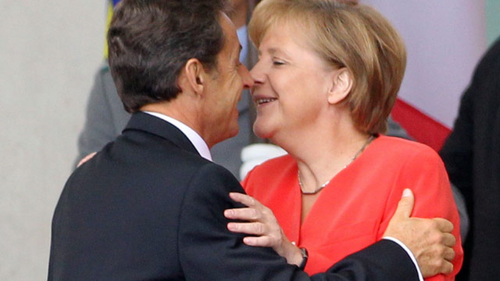 Sarkozy y Merkel pactan la participación privada voluntaria en el rescate griego