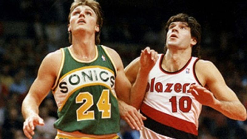 Tras confirmar su fichaje por los Timberwolves, Ricky Rubio se ha unido al excelso grupo de jugadores españoles que han dado el salto a la NBA, tras el pionero, Fernando Martín, y los Pau Gasol, Raúl López, Sergio Rodríguez, José Manuel Calderón, Jor