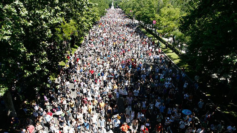 Miles de personas se suman a las marchas de 'indignados' en Madrid 