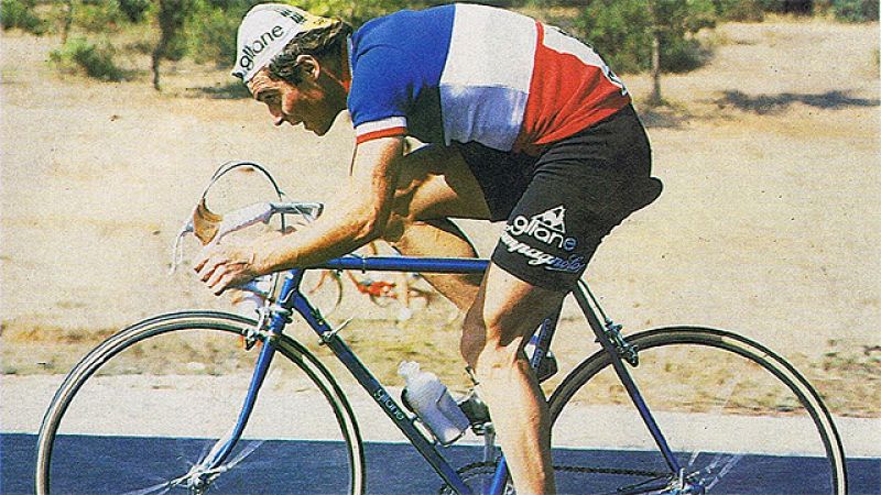En el año 1982, el bretón Hinault se adjudicó en una misma temporada el Giro de Italia y el Tour de Francia, su cuarta ronda gala. TVE viajó hasta su casa para conversar con la estrella del deporte francés de la época y el último ganador francés de u
