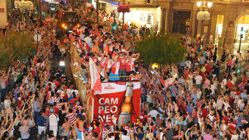 Alrededor de 50.000 personas han celebrado el ascenso a Primera División del Granada cuya plantilla ha realizado un recorrido por las principales calles de la ciudad andaluza.