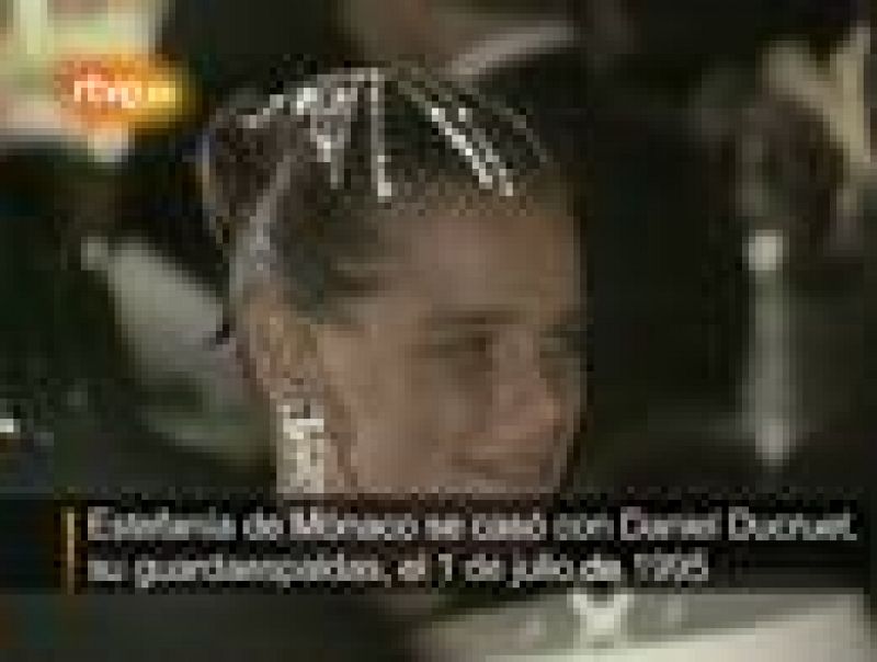  Estefanía de Mónaco se dio el sí quiero con Daniel Ducruet el 1 de julio de 1995. La princesa logró que su padre diera el visto bueno a su relación con su guardaespaldas, con el que había tenido dos hijos: Louis, en 1992 y Pauline en 1994.