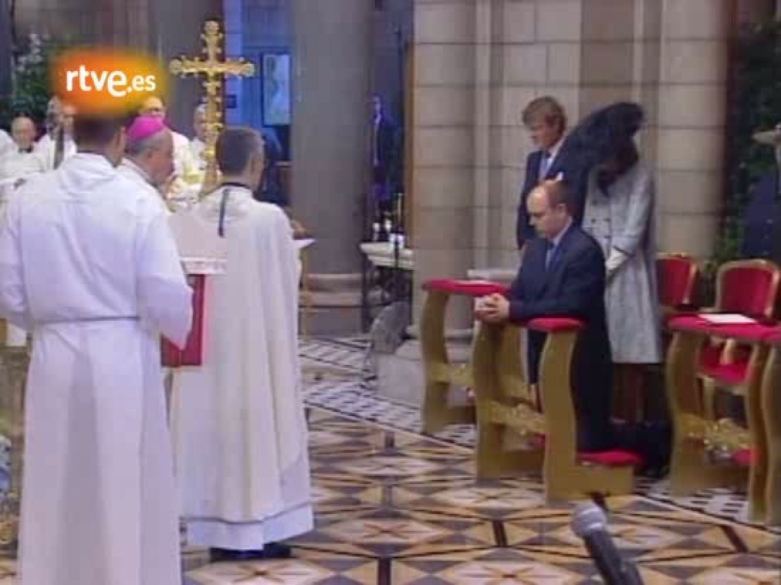 Tres meses después de la muerte de su padre, como mandan los cánones monegascos en cuanto al luto, Alberto de Mónaco ha sido entronizado en una ceremonio religiosa. El acto ha sido concebido como un encuentro entre el príncipe y su pueblo, con actos