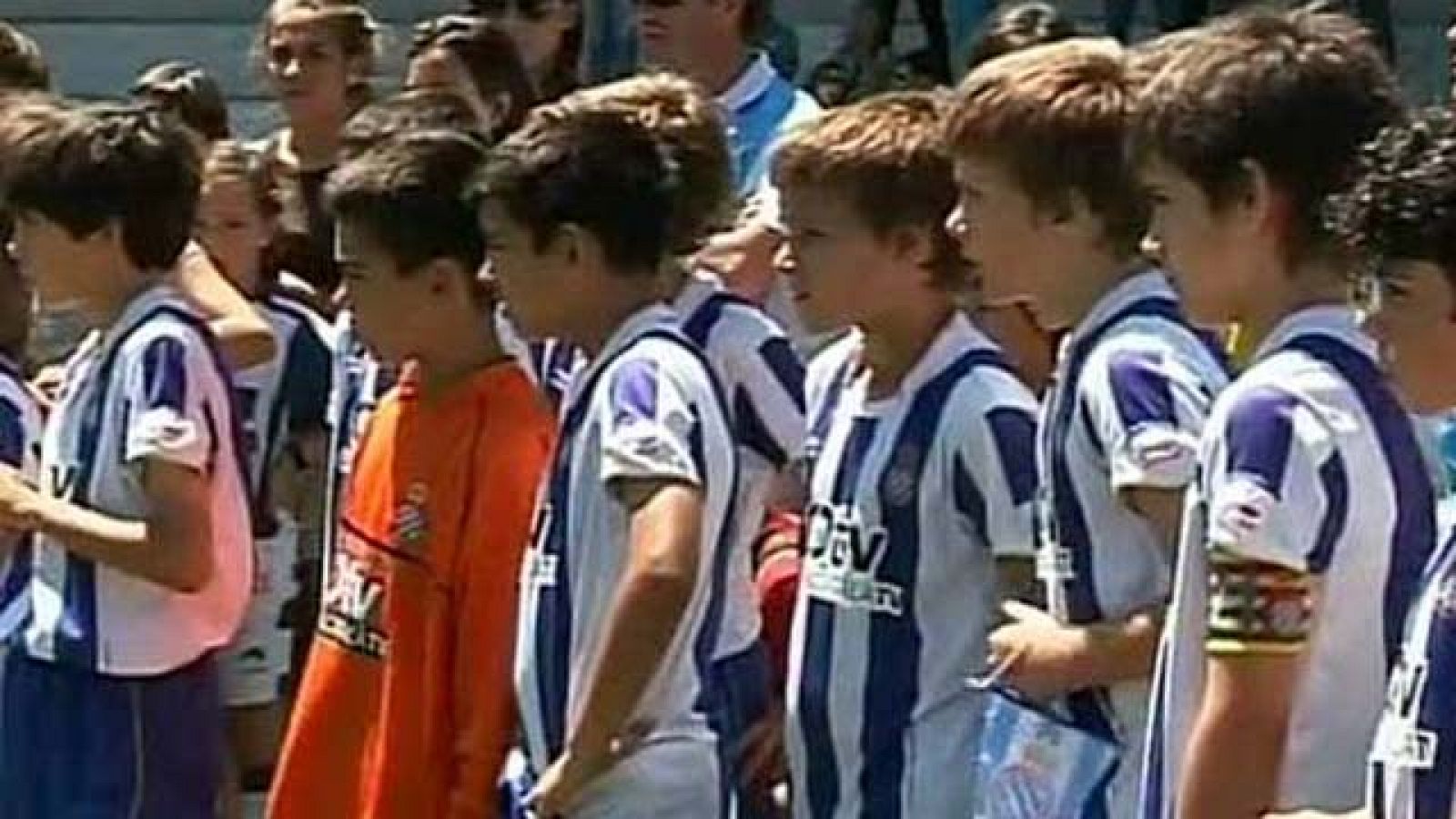El Sevilla alevín cede su trofeo