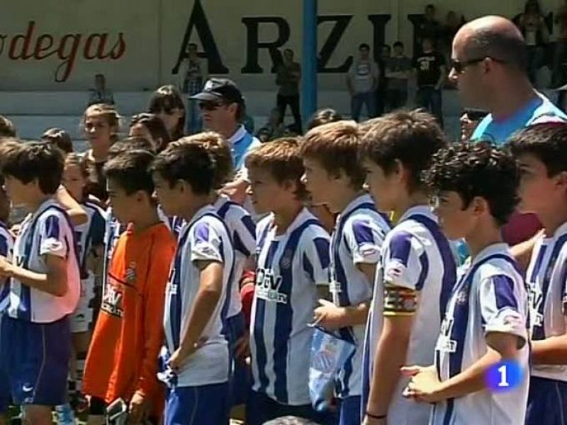 El Sevilla alevín cede su trofeo