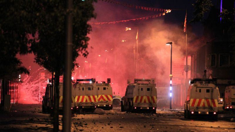 La violencia sectaria regresa por segunda noche consecutiva a Belfast 