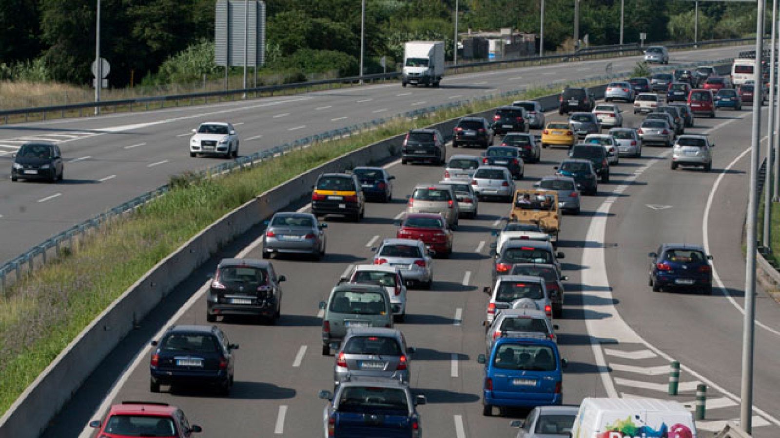  El Gobierno quiere limitar la cantidad de coches que circula por el centro de las ciudades para reducir la contaminación del aire