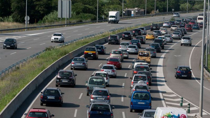  El Gobierno quiere limitar la cantidad de coches que circula por el centro de las ciudades para reducir la contaminación del aire