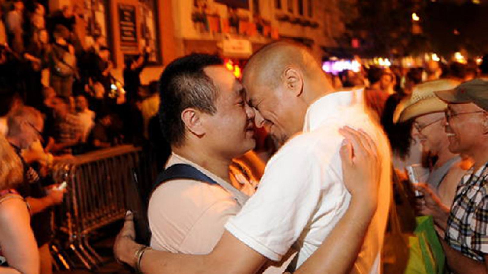 El Senado de Nueva York aprueba los matrimonios entre homosexuales | Ver