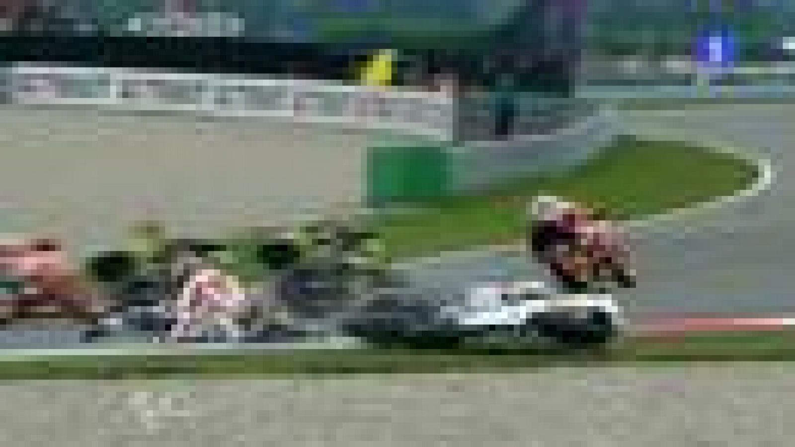 En la primera curva de izquierdas del circuito, Simoncelli y Lorenzo se han ido al suelo. Afortunadamente los dos han seguido en la carrera.