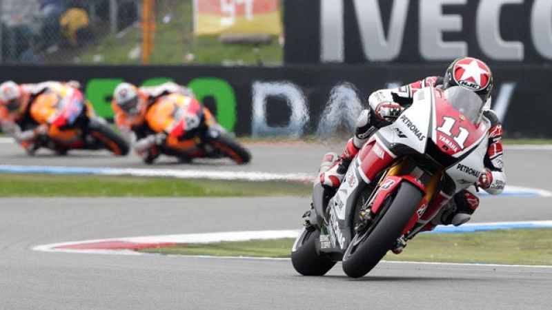 Spies gana la carrera de MotoGP de Assen, pero el protagonista a su pesar fue Simoncelli tras tirar a Lorenzo
