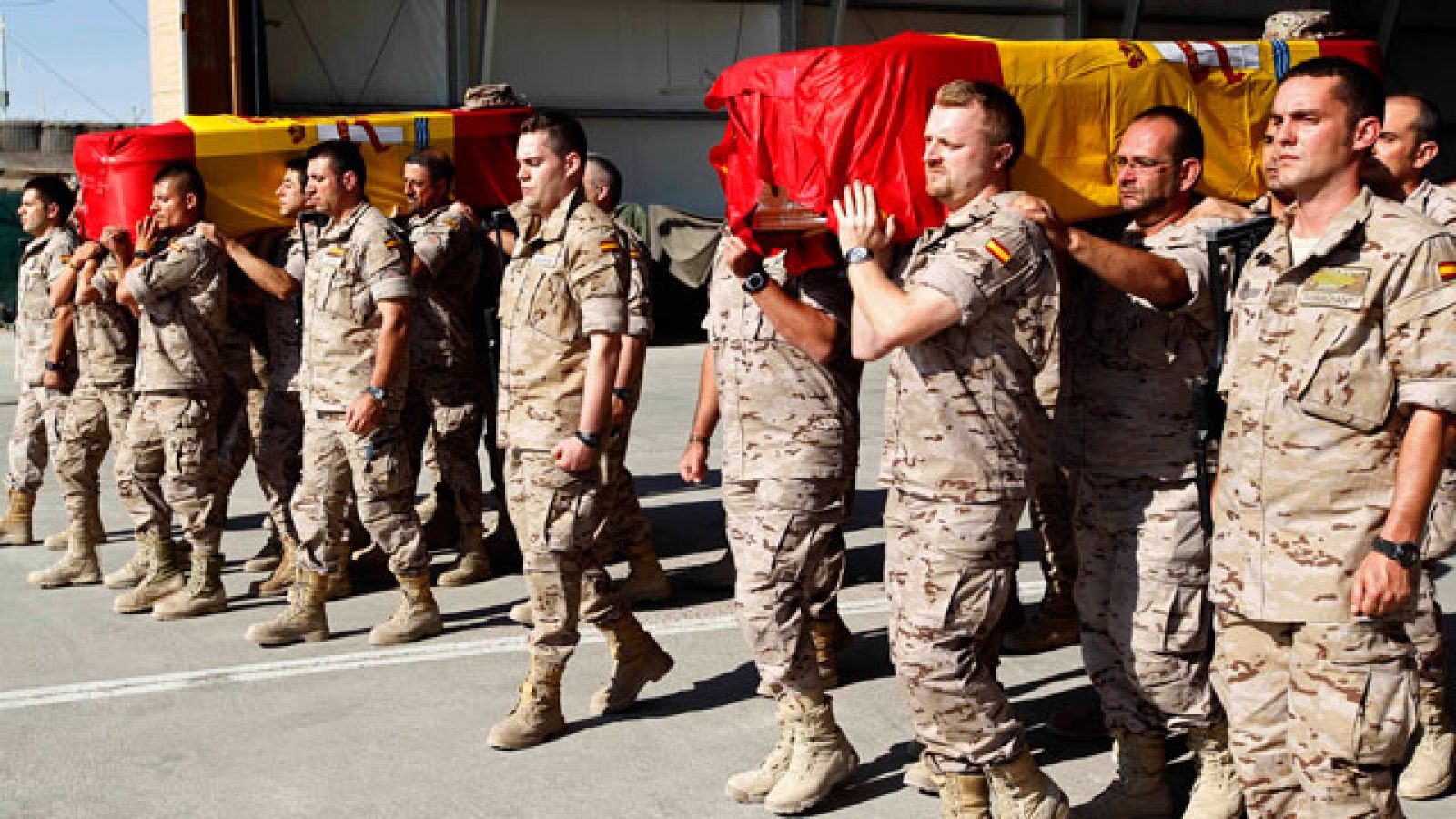 Emotiva despedida de los soldados españoles en Herat a sus compañeros fallecidos 