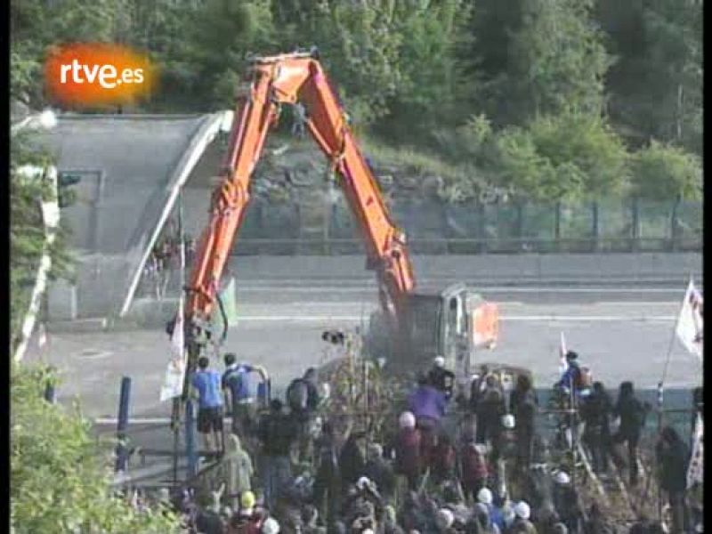 Enfrentamientos entre policías y manifestantes contrarios al tren de alta velocidad entre Italia y Francia