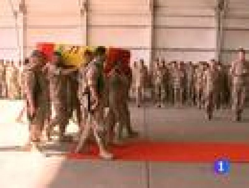 Los compañeros del sargento y la soldados muertos ayer les han despedido en la base de Herat