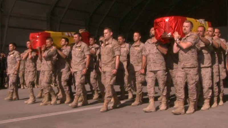 Los compañeros del sargento y la soldados muertos ayer les han despedido en la base de Herat
