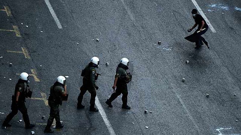 La primera jornada de la huelga general paraliza Grecia y deriva en enfrentamientos en Atenas