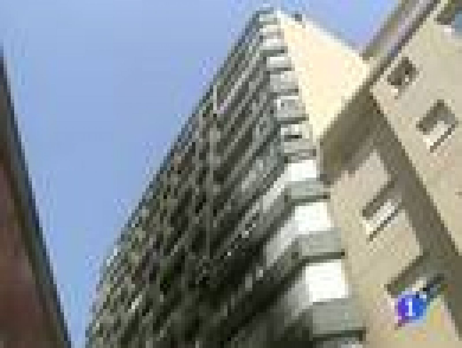 Casi un centenar de vecinos del edificio de Cádiz que ardió hace doce días siguen desalojados